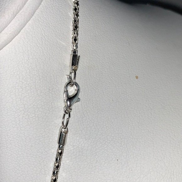 Silver Tone Box Style Chain Necklace With A Red Crystal Pendant (NA32) - Picture 3 of 3